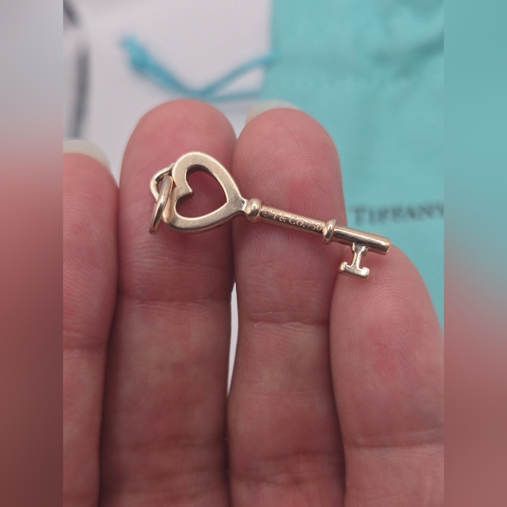 Tiffany & Co. 18kt Rose Gold Mini Heart Key Pendant - Picture 5 of 7